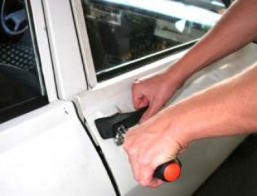 Constănţeni de ispravă: au prins un spărgător de maşini